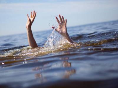 Спасатели достали из воды тело утонувшего астраханца