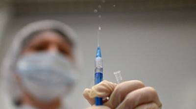 Инфекционист оценил влияние вакцинации на вероятность заразить членов семьи