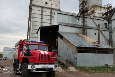 Ангар зернотока тушили во Владимирской области в Суздальском районе