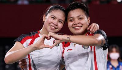 Полий и Рахаю из Индонезии выиграли женский парный турнир по бадминтону на Олимпиаде