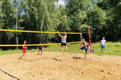 В Смоленске прошли соревнования любительской лиги по парковому волейболу