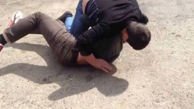 В Киеве подростки избили пожилого мужчину, видео: использовали газ
