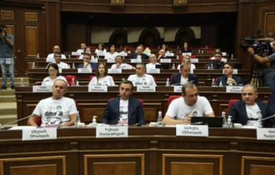 Белые футболки оппозиции: в Армении начал работу послевоенный парламент