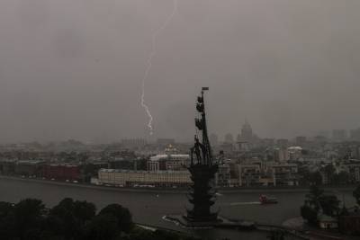 Синоптики предупредили москвичей о грозе и дожде