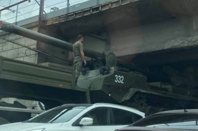 Самоходная пушка застряла под мостом в новосибирском Академгородке
