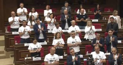 Политический флешмоб в парламенте в поддержку депутатов-арестантов от блока "Айастан"