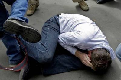 Били ногами и заливали из баллончика: в Киеве толпа подростков напала на дедушку