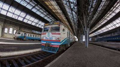 Из-за непогоды на Западной Украине задерживаются 9 поездов: список