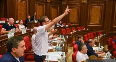 Первая перепалка в парламенте: блок "Армения" поднял вопрос арестованных депутатов