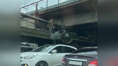 Мощнейшая артиллерийская установка застряла под мостом в Новосибирске