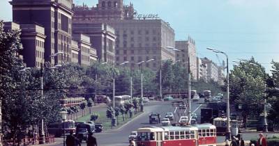 Старое фото трамвая натолкнуло москвичей на рассуждения об окнах