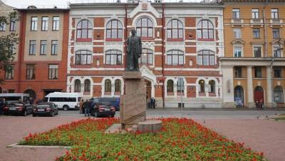 Сотрудник Мариинского театра помешал вандалу испортить памятник Ленину