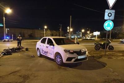 В Йошкар-Оле водитель такси сбил женщину на мотоцикле