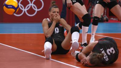 Турецкая волейболистка разбила лицо в кровь в матче с россиянками на ОИ