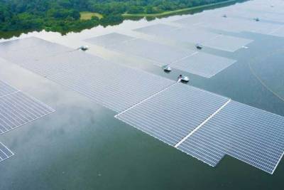 В Сингапуре огромной плавучей солнечной фермой управляют с помощью дронов