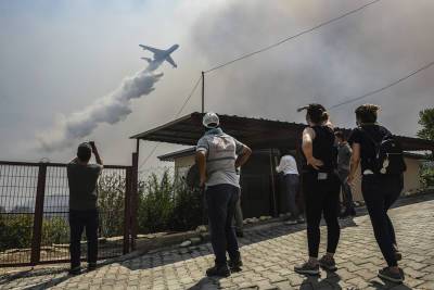 "Мы в панике": люди спасаются от пожаров в Турции