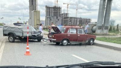 Из-за ДТП авто с прицепом перекрыло обе полосы на Харьковской в Тюмени