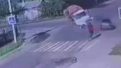 Появилось видео ДТП с 2 пострадавшими малышами и велосипедистом в Воронежской области