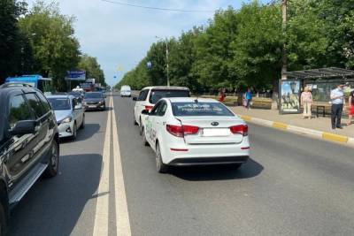 В аварии в Твери пострадала женщина, которая вызвала такси