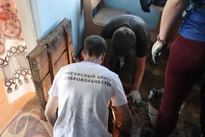 Добровольцы помогли откачать воду в затопленных домах и на участках в Шилке