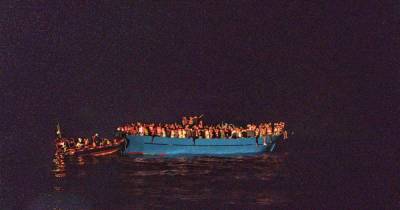 Более 400 человек спасли с тонущей лодки в Средиземном море
