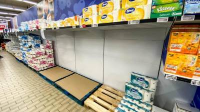 Пустые полки в немецких супермаркетах: покупатели в панике