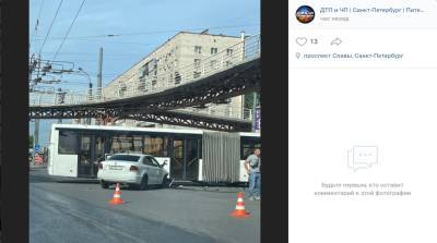 Во Фрунзенском районе иномарка протаранила автобус