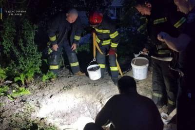 Был похоронен заживо в собственном дворе: в Киеве во время обвала грунта погиб мужчина