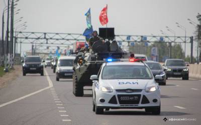 За ВДВ! Тверские десантники отметили праздник большим автопробегом по городу / фото, видео