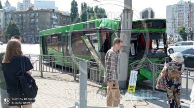 Автобус влетел в столб на выделенке в центре Воронежа: 7 пострадавших