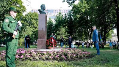 Беглов отметил День ВДВ в сквере имени героя СССР Маргелова