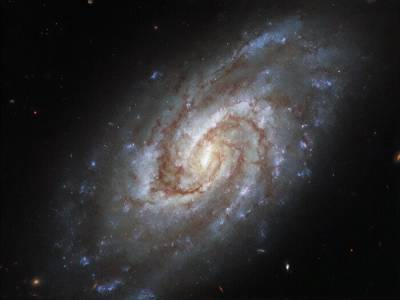 Hubble заснял спиральную галактику в созвездии Часы
