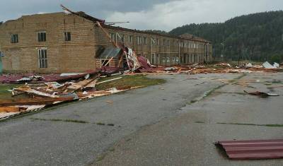 В Инзере ураганным ветром сорвало крыши с домов и повалило деревья