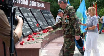 Десантники Чебоксар начали отмечать день ВДВ с возложения цветов