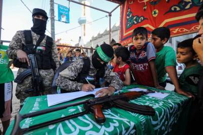 Террористы ХАМАСа заманивают детей в свои лагеря с помощью бутафорского танка и мира