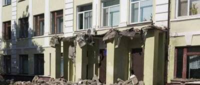 Мэр Каменского Белоусов предлагал родителям «забыть все плохое» после обвала фасада школы