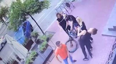 Избиение сотрудником УГО парня возле гей-клуба в Киеве попало на видео камер наблюдения