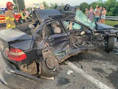 Под Ровно BMW столкнулся с грузовиком: пассажир погибла, водитель в больнице