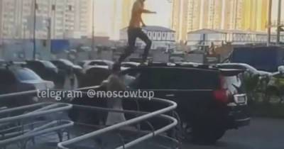 Вандалы побегали по автомобилям москвичей и попали на видео