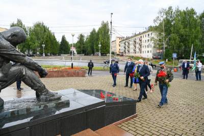 Владимир Уйба почтил память воинов-десантников, погибших на полях сражений