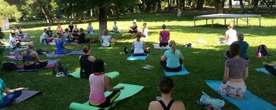 В раменском парке проходят бесплатные занятия по йоге
