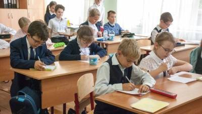 В ПРФ начинают перечислять выплаты по 10 тысяч рублей на нужды школьников