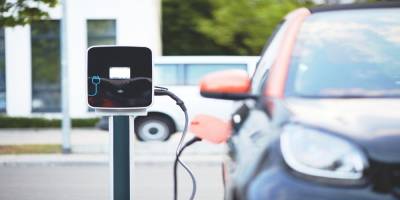 Зарядные станции для электромобилей можно устанавливать на парковке у дома и сегодня
