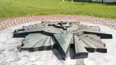 Власть на Украине сносит памятники героям ВОВ и прославляет фашизм