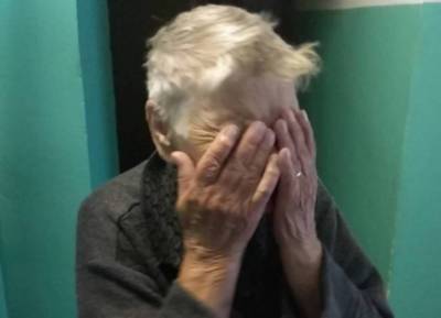 Пенсионерка в Иркутске попросила мужчин о помощи, ее ограбили и спустили с лестницы