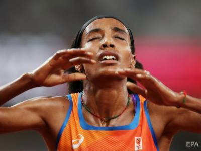 Чемпионка мира из Нидерландов упала во время забега на 1500 м в Токио 2020, но все равно победила