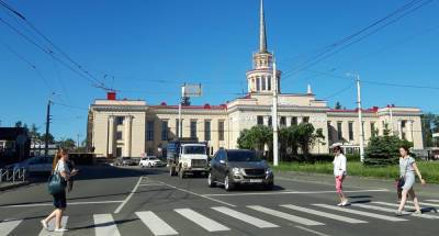 Нелегальные работники турбизнеса в Петрозаводске отказываются разговаривать с проверяющими