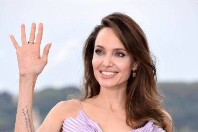 Руки-спички: Анджелина Джоли погуляла по Венеции