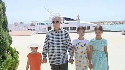 Бердымухамедов покатал внучек на яхте и сходил с вице-премьерами в спортзал