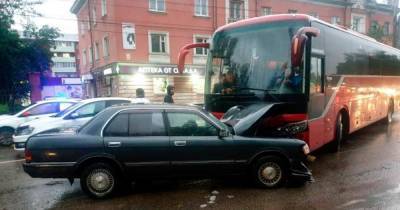 Два человека пострадали в ДТП с автобусом и иномарками в Иркутске